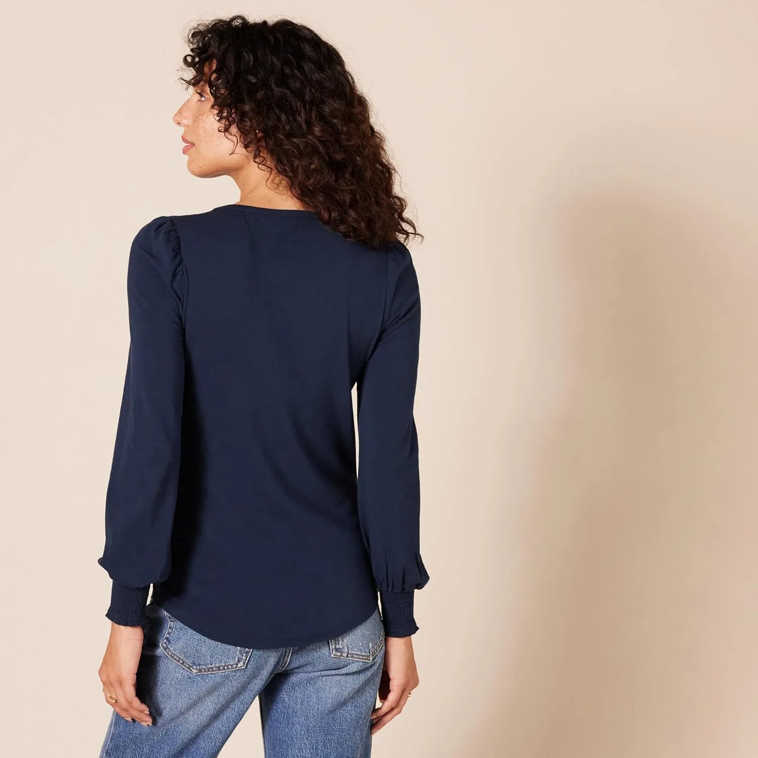 Amazon Essentials Women's Long-Sleeve Crewneck Smocked Cuff T-Shirt