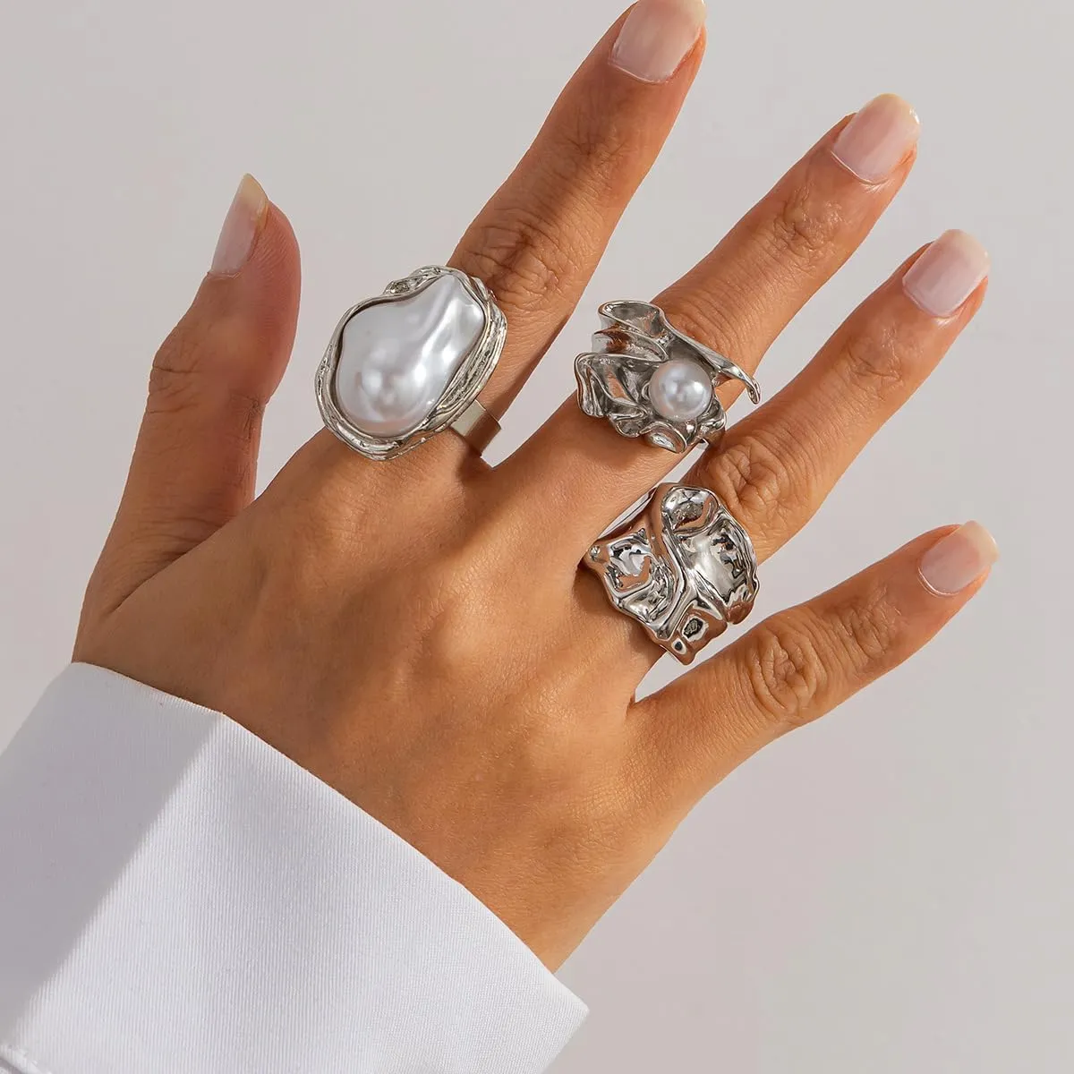 Chunky Knuckle Rings for Women Chunky Gold Ring Set Crystal Stacking Rings Flower Pearl Statement Rings Adjustable Pearl Finger Ring Set