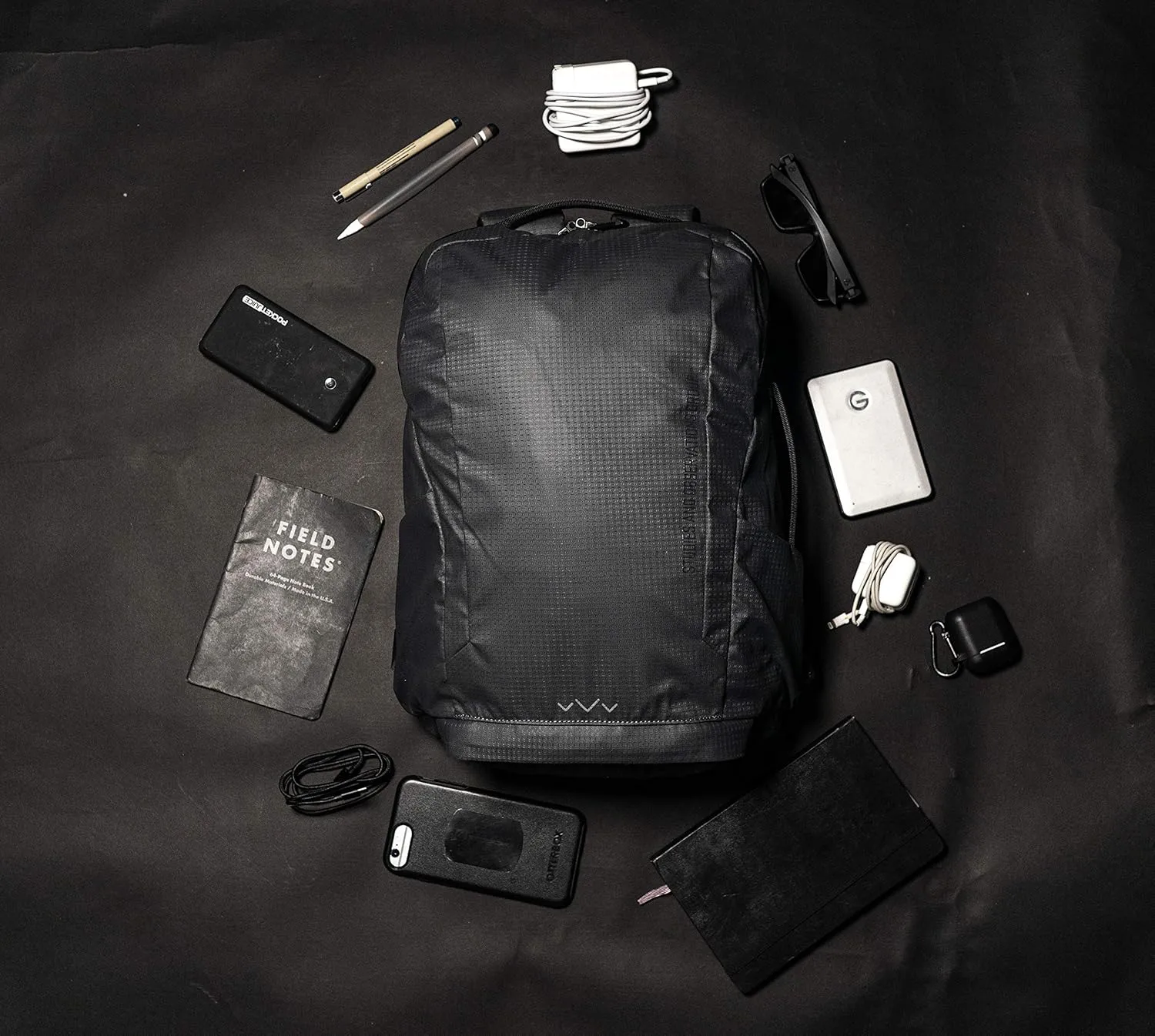 SOG Unisex Surrept/16 CS Liter Carry Lightweight Organized Functional Water-Resistant Nylon Travel Day Backpack, Charcoal/Bright Gray